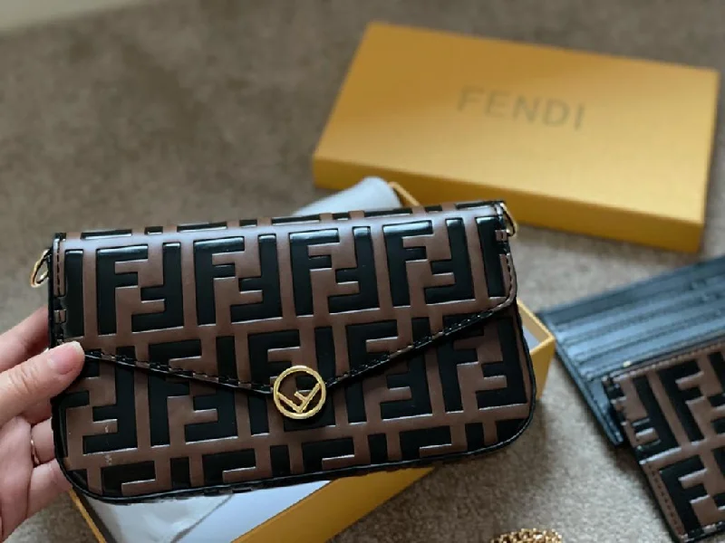 Fendi bags with a detachable mobile phone holder for on - the - go connectivityFendi Hanld Bag 19cm Brown